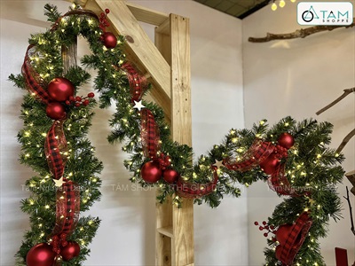 Dây lá thông Noel châu mờ ruy băng đỏ dài 3M [Bản lớn - Nhiều lá - Đèn đom đóm] DAYLA-04